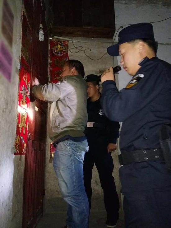 淄博粗心妈妈误将幼女锁家中 民警全城寻开锁师傅开门